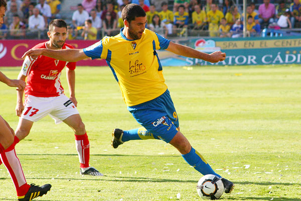 Diego Tristán jugando un partido con el Cádiz CF / Trekant Media