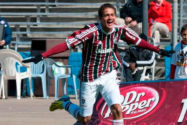 Emerson Bacas celebra un gol con el Fluminense FC