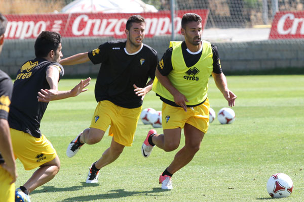 Kike Márquez y Gabi pugnan por un balón / Trekant Media