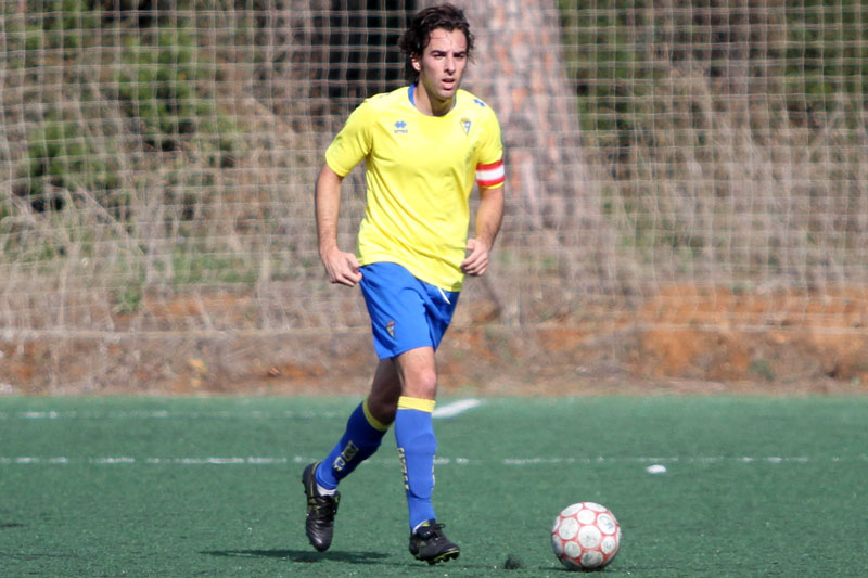 Alberto Orellana, con el Balón de Cádiz CF / Trekant Media