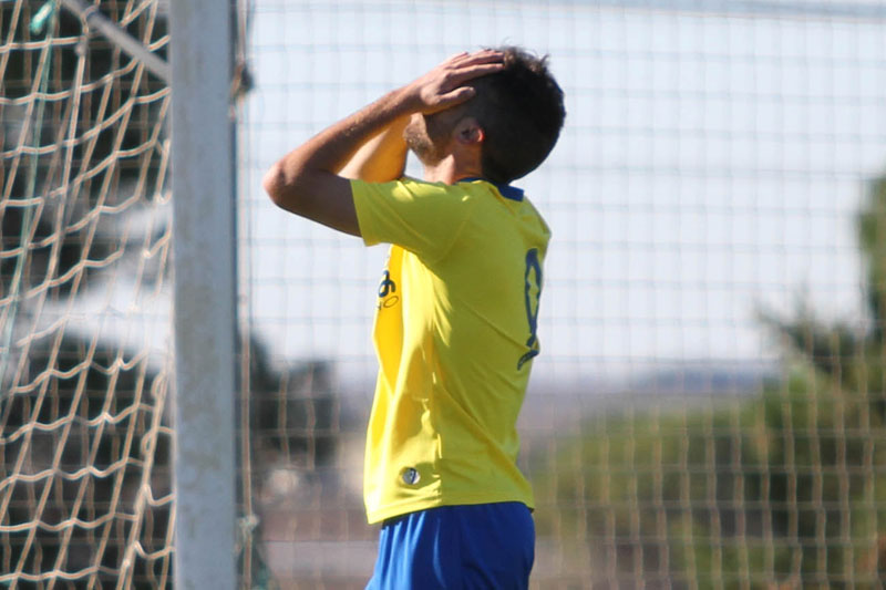 Riki, jugador del Cádiz CF B, lamentándose / Trekant Media