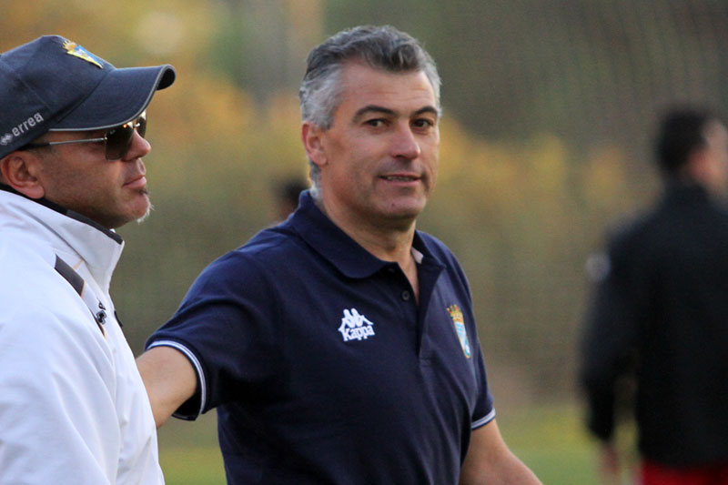 El entrenador del Xerez CD, Paquete Higuera, saluda a Pepe Bermúdez / Trekant Media