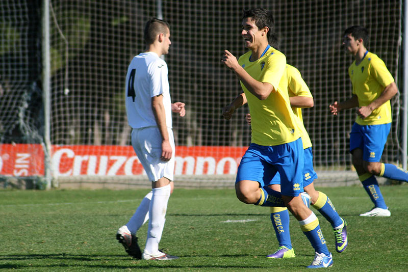 Raúl Palma celebra el 2-0 / lacanteracadiz.com