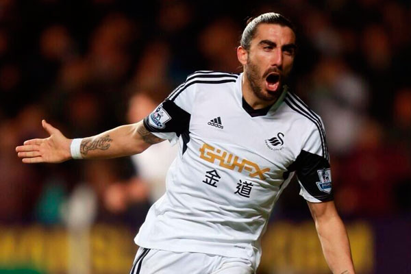 Chico Flores marcó recientemente un gol con el Swansea y así lo celebró / Twitter @ChicoFlores12