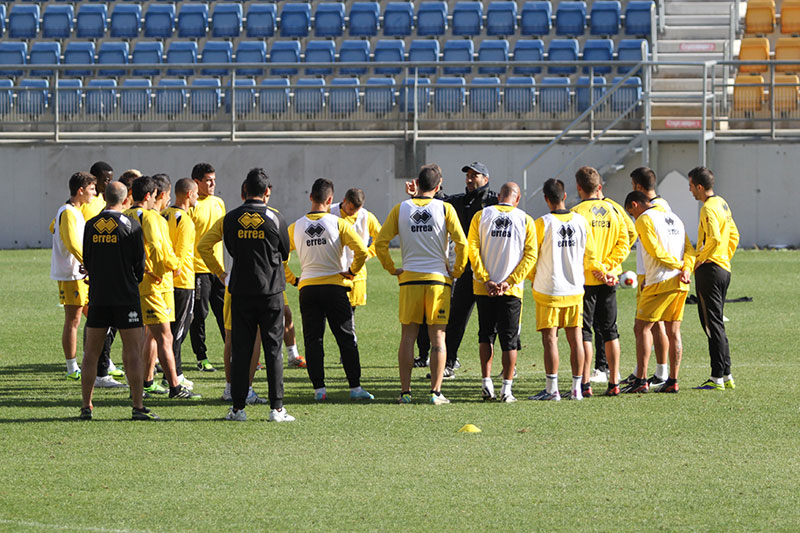 Raúl Agné da una charla en un entrenamiento en el Ramón de Carranza / Trekant Media