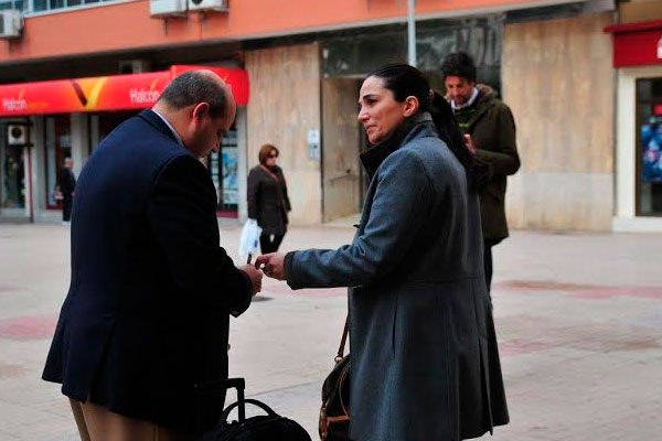 Gina Cetrone junto al abogado de Sinergy, Enrique Zarza / Eulogio García Romero