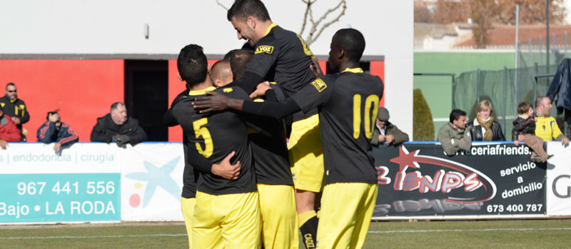 Los jugadores celebran un gol en La Roda / El Pueblo de Albacete