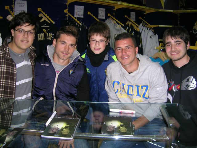 Perico y Airam Cabrera firmaron autógrafos / cadizcf.com