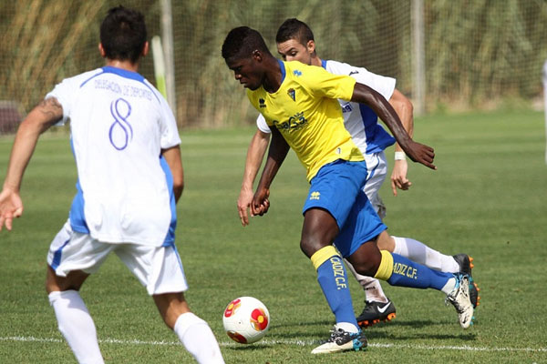 Sana conduce el balón ante el Arcos CF / Trekant Media