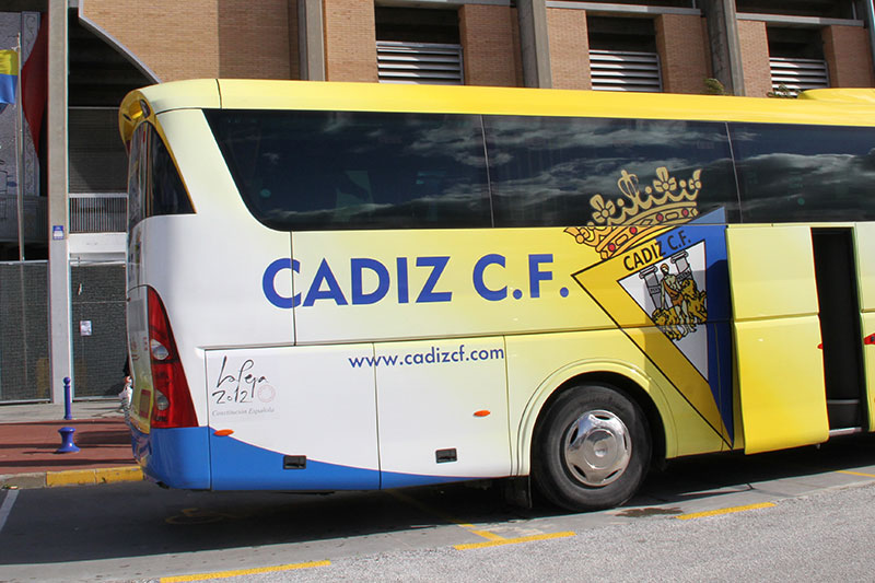 Autobús del Cádiz CF en Algeciras / Trekant Media