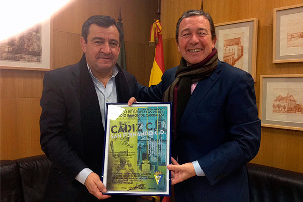 Miguel Cuesta entrega una réplica del cartel al alcalde de San Fernando, Pepe Loaíza / cadizcf.com