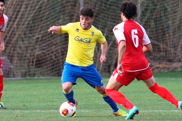 El canterano Carri en un partido con el Cádiz CF B / Trekant Media