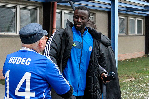 Abdouyale Fall conversa con un aficionado del Sigma Olomouc / sigmafotbal.c