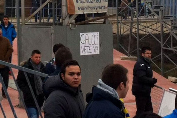 Pancarta con el texto 'Gaucci vete ya' en Guadalajara / Javi Baldasano