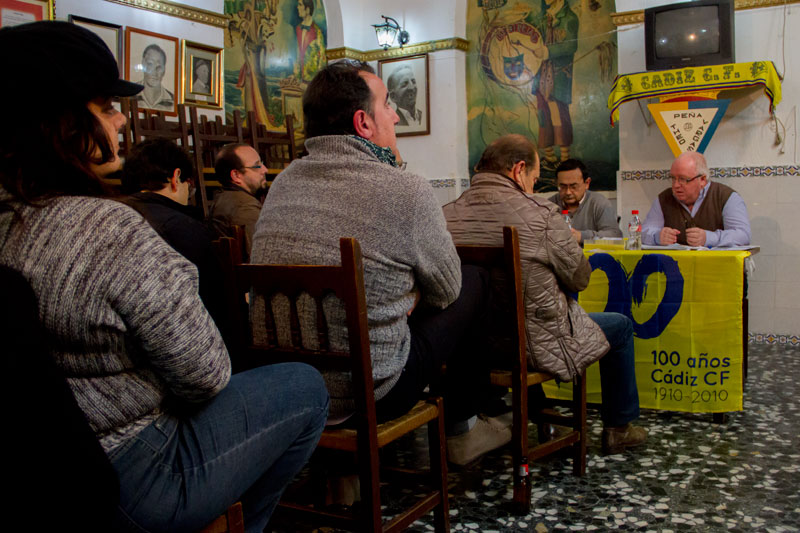 Reunión entre peñas y colectivos cadistas y Locos por el Balón / Trekant Media