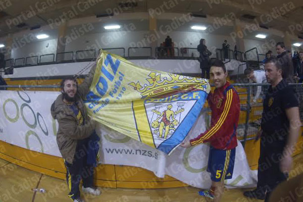 El ex del Cádiz CF Virgili, Jesús Aicardo, con la bandera cadista