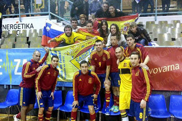 Los jugadores de la Selección Española se fotografían con la bandera del Cádiz CF