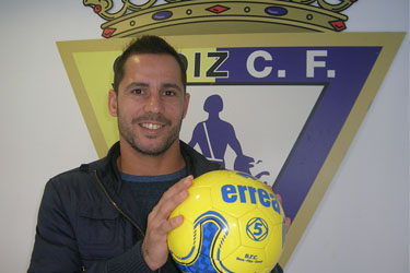 Sergio Aragoneses posa con el escudo del Cádiz CF al fondo / cadizcf.com