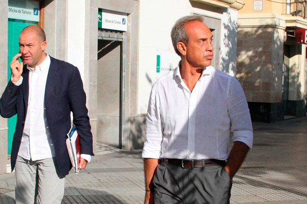 Gabriele de Bono y Vincenzo Silvestrini tras firmar en notaría la compraventa del Cádiz CF / Trekant Media