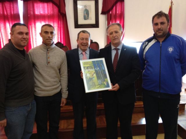 Miguel Cuesta entrega una réplica del cartel del Cádiz - Lucena al Ayuntamiento de Tarifa / cadizcf.com