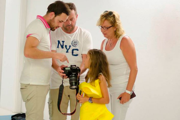 Jesús Ángel Pérez y diversos aficionados convertidos en actores, en el making-off de la campaña de abonados del Cádiz CF / cadizcf.com