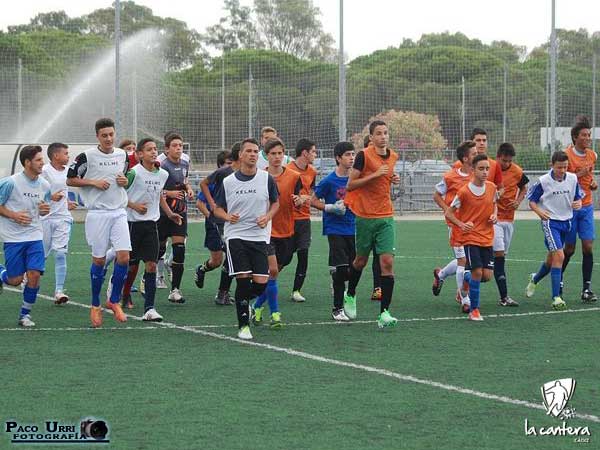 Imagen de los jóvenes futbolistas en un momento de la prueba / Paco Urri - lacanteracadiz.com