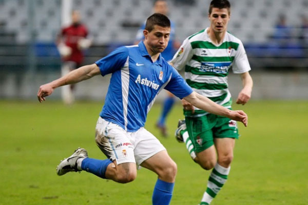 Xavi Moré con el Real Oviedo ante el Eibar