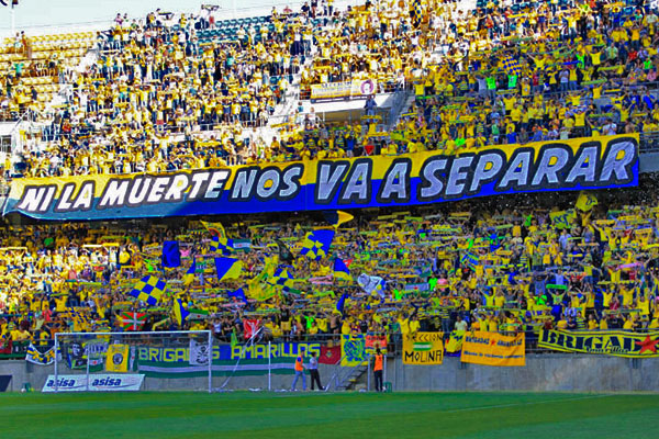 Grada de fondo sur en el partido contra el CE L'Hospitalet de playoff / Trekant Media