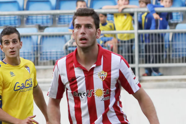 Pedro Alcalá jugando en Carranza con el Almería B en 2013. / Trekant Media