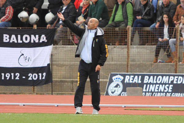 Antonio Calderón da órdenes en el partido contra la RB Linense en La Línea / Trekant Media