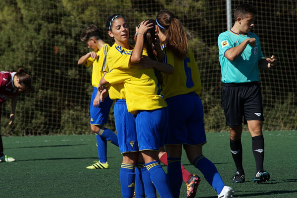 Karito se abraza con Natalia para celebrar un gol. / Imagen: Águeda Sánchez