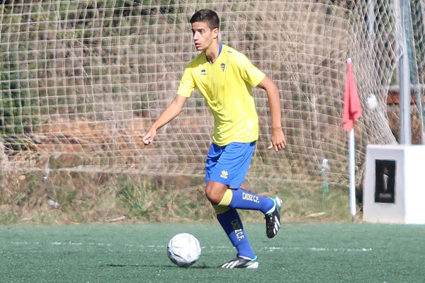 Javi Pérez, con el Balón de Cádiz Cadete A / Trekant Media