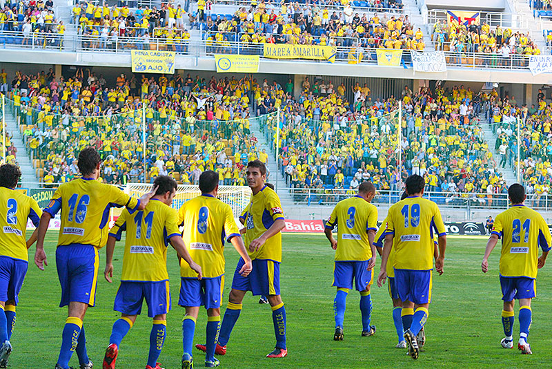 Los jugadores de la 2008-2009 celebran un gol con el Ramón de Carranza lleno / Trekant Media