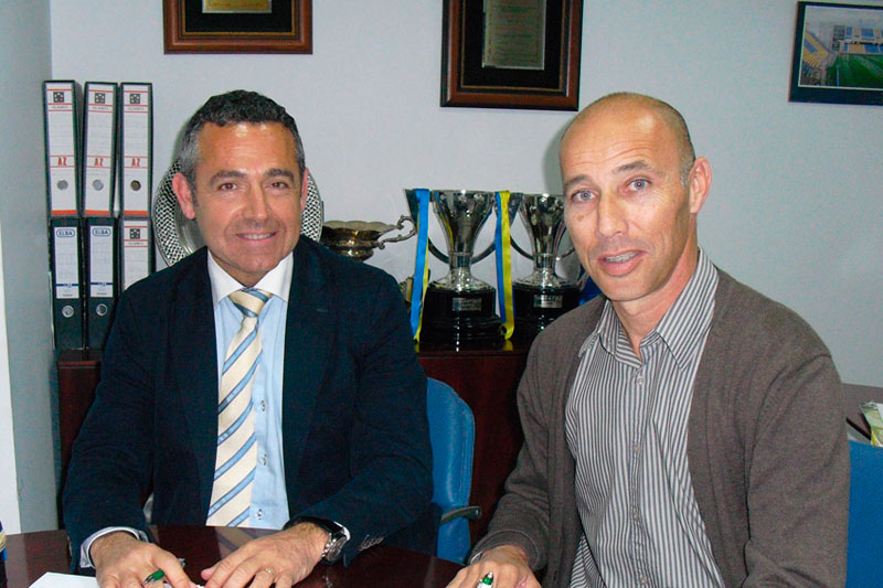 Calderón durante su firma junto a Diego García / foto: cadizcf.com