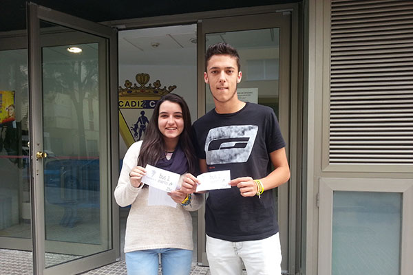 Dos jóvenes cadistas adquieren los tickets de autobús para Hospitalet / Trekant Media