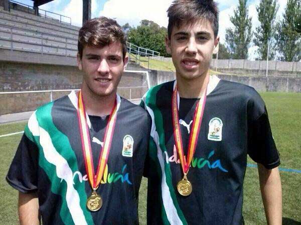 José Castaño y Germán Ortega posan con su medalla de campeón / lacanteracadiz.com