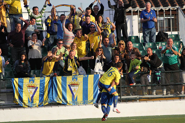 Aficionados cadistas celebran un gol del Cádiz CF en El Carpio (Córdoba) / Trekant Media