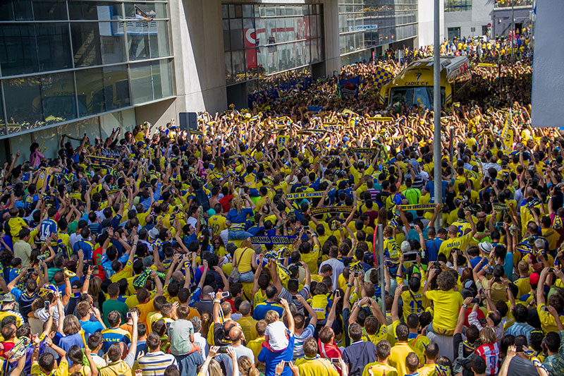 Llegada del autobús del Cádiz CF antes del partido contra el L'Hospitalet / Trekant Media