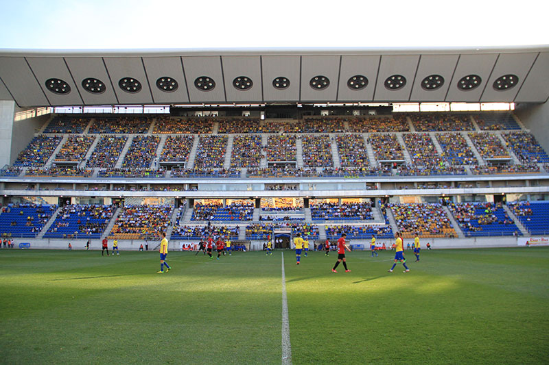 Tribuna alta llena contra La Roda CF / Trekant Media