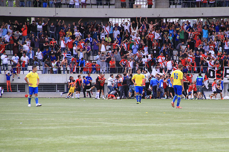 Desolación en los jugadores del Cádiz CF tras el segundo gol del CE L'Hospitalet / Trekant Media