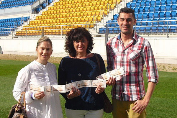 Antonio Caro junto a las representantes de Coca Cola y la Asociación de Enfermos y Familiares de Parkinson / cadizcf.com