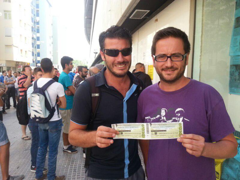 Aficionados cadistas ya con su entrada para el domingo / Trekant Media