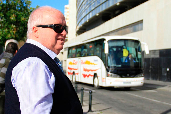 Carlos Medina supervisa la salida de autobuses / Trekant Media