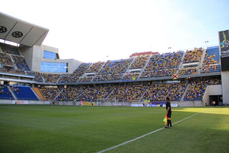 Fondo norte del estadio Ramón de Carranza contra La Roda CF / Trekant Media