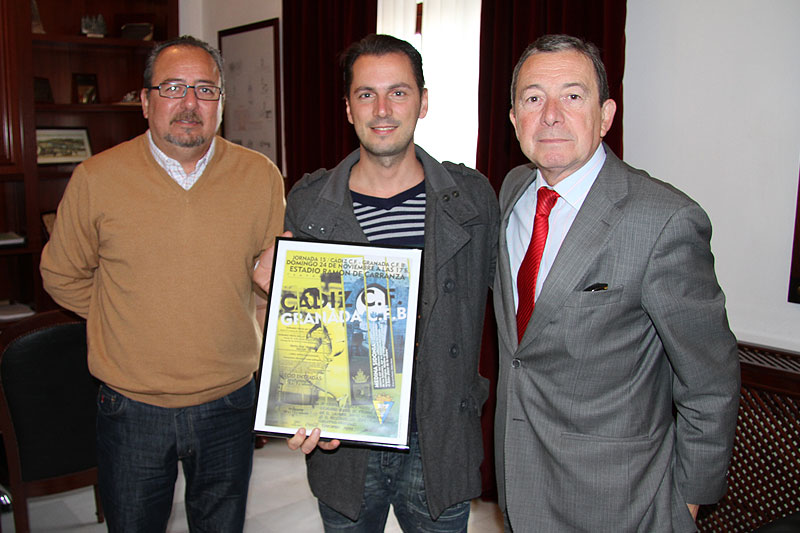 Acto de entrega del cartel del Cádiz CF - Granada B en el Ayuntamiento de Medina Sidonia / A.J. Candón