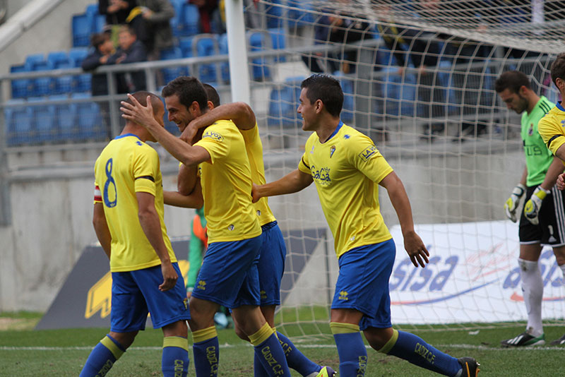 Los jugadores celebran el primero de los goles del Cádiz CF frente a la Real Balompédica Linense / Trekant Media