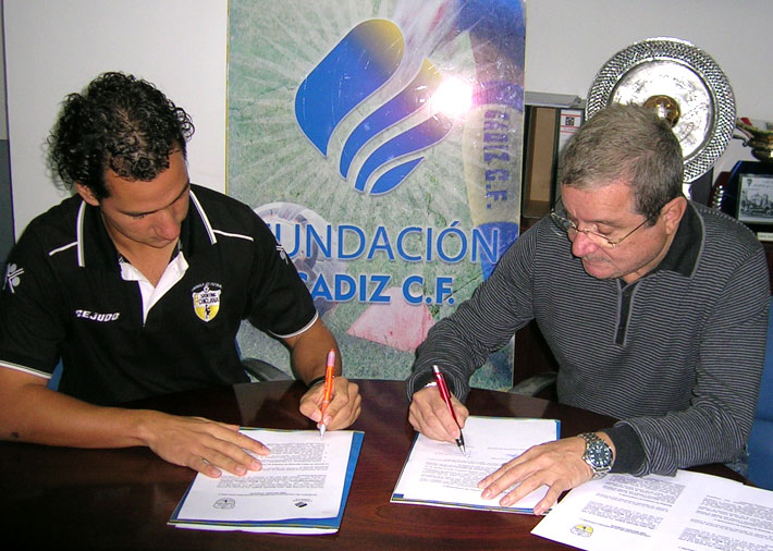 Firma del acuerdo entre ambas escuelas / cadizcf.com