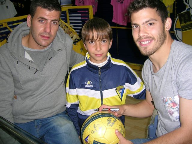 Fran Pérez y Kike López firmaron ayer autógrafos en Carranza / cadizcf.com