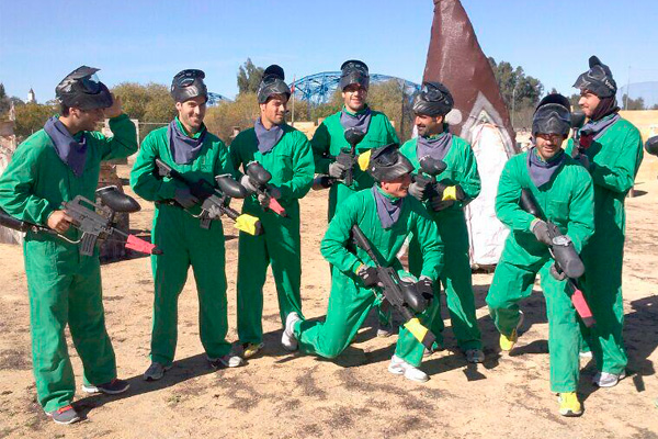 Jugadores del Cádiz antes de jugar al paint-ball / foto: Gumer Estrada