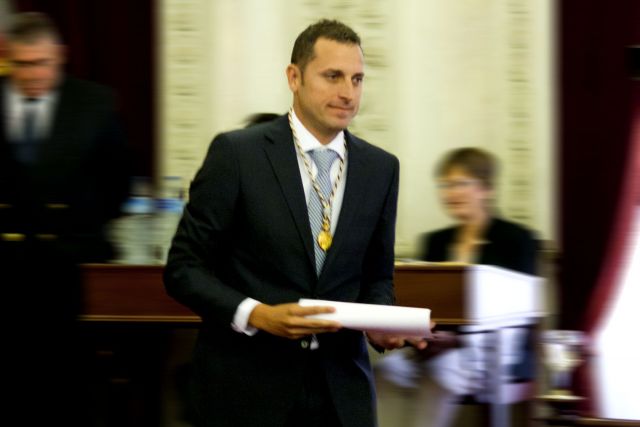 Alejandro Varela en su toma de posesión como Concejal del Ayuntamiento de Cádiz / Trekant Media